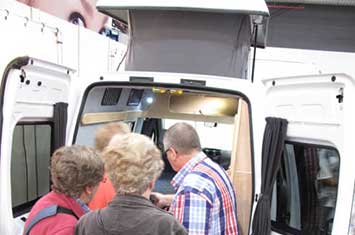 Kleine kampeerauto in Utrecht op de jaarbeurs.